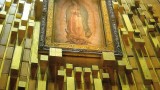 Obraz Matki Boskiej z Guadalupe nad głównym ołtarzem nowej bazyliki, widziany z umieszczonego pod obrazem, ruchomego chodnika, który pozwala na bezkolizyjne przemieszczanie się wielu pielgrzymów. Jego