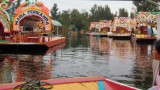 Ryc. 11. Trajineras – czyli kolorowe łodzie pośród „pływających ogrodów” Xochimilco.