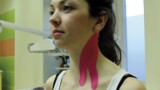 Ryc. 4. Aplikacja kinesiology taping® na mięsień mostkowo-obojczykowo-sutkowy – technika mięśniowa.