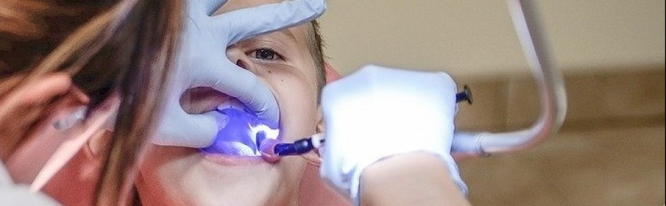 Mleczny ząb z przewlekłym ropniem okołowierzchołkowym o nietypowym obrazie klinicznym w postaci jednocześnie występującej przetoki zewnętrz- i wewnątrzustnej z licznymi ujściami
