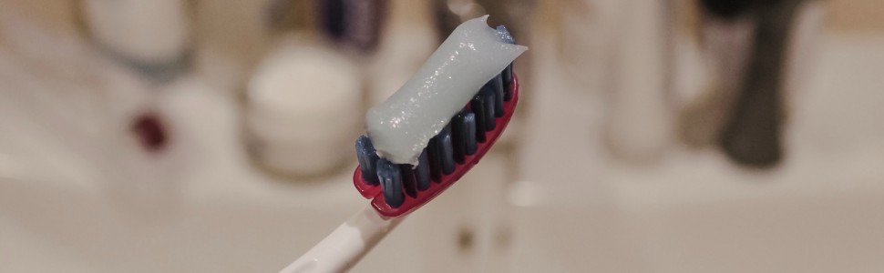 Porównanie składów chemicznych past do zębów z fluorem, przeznaczonych dla dzieci, pod kątem najczęściej unikanych przez pacjentów substancji chemicznych zawartych w kosmetykach