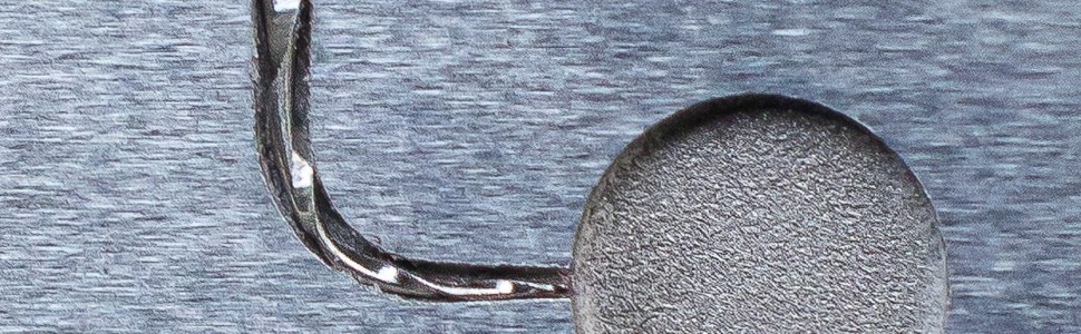 Wpływ ruchu recyprokalnego OTR oraz obróbki cieplnej na wytrzymałość na złamanie pilników niklowo-tytanowych w teście zmęczeniowym.