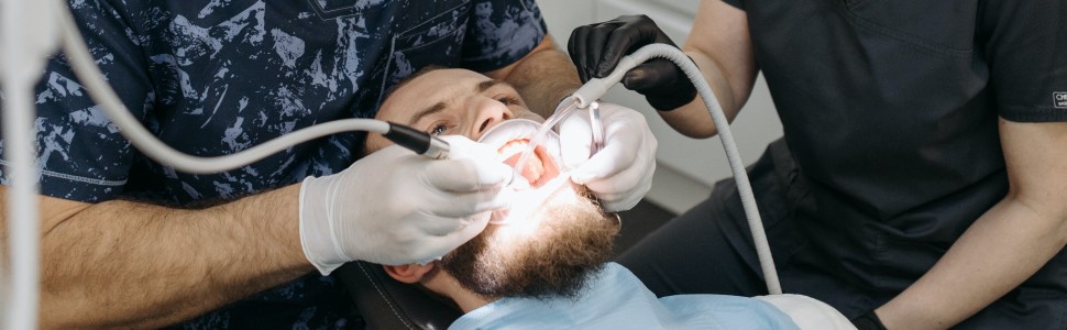 SPECJALISTA RADZI: Oparzenie skóry twarzy podchlorynem sodu stosowanym podczas leczenia endodontycznego