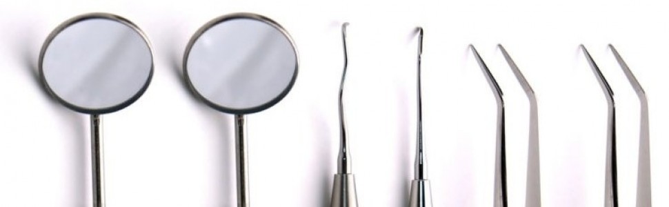 Chirurgiczna ekstruzja zębów przednich po pourazowej intruzji. Opis dwóch przypadków