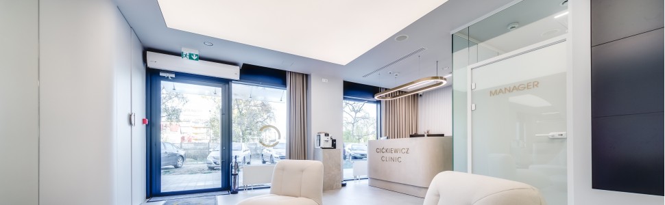 Designerskie gabinety stomatologiczne – jak zachować balans pomiędzy estetyką a prawem?