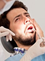 Odłamanie guza szczęki i krwawienie podspojówkowe po ekstrakcji trzeciego zęba trzonowego szczęki