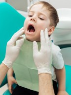 Grzybica jamy ustnej u dziecka spowodowana stosowaniem aparatu czynnościowego