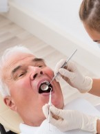 Utracony ząb: ciekawy przypadek zapalenia płuc spowodowanego aspiracją ciała obcego