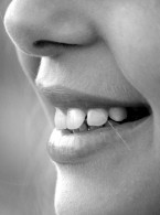 Samoistna reerupcja po całkowitym wbiciu zębów siecznych stałych z niezakończonym rozwojem korzenia.  Opis dwóch przypadków