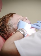 Dojrzewanie korzeni zębów leczonych nieskuteczną rewitalizacją. Opis dwóch przypadków