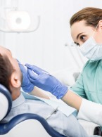 Postępowanie stomatologiczne w przypadku pacjentów w trakcie i po radioterapii głowy i szyi