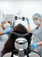 Leczenie zewnętrznej resorpcji zapalnej w zębie po autotransplantacji za pomocą zmodyfikowanej mieszanki trójantybiotykowej
