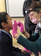 Praca na szczycie świata. Jak wygląda misja stomatologiczna w Nepalu?