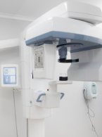 SPECJALISTA RADZI. Precyzja terminologii i zasadność badań radiologicznych w stomatologii 